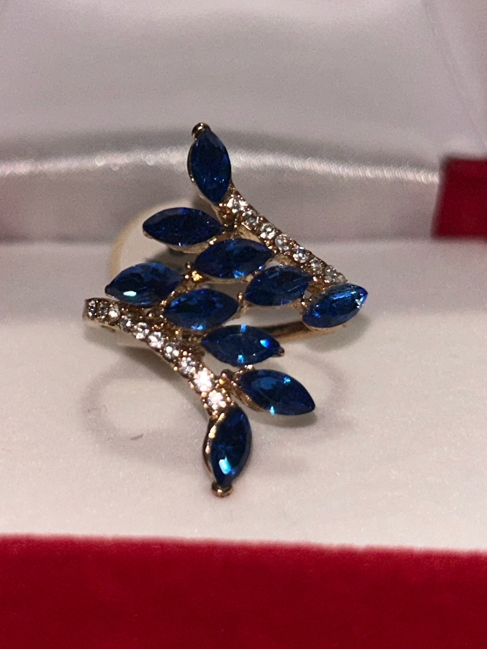 Leaf Design Ring with Blue and Clear Stones Goldtone. Size 8/18